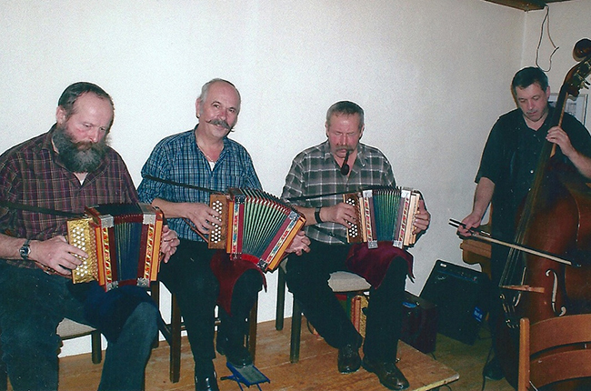  - mit-Alois-und-Paul-Lüönd-und-Häppi-am-Bass-Stubete-Bernerhöchi-2010