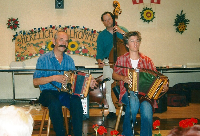  - mit-Leandra-Betschart-und-Iwan-Meyer-am-Bass-2003